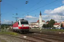 Am 16.7.2019 brachte die 1014 003 einen  Schlieren -Wagen von Strasshof nach Knittelfeld der für Messfahrten ausgestattet wird.
Während der Verschub den Wagen in die HW Knittelfeld stellte fuhr die 1014 003 in die Zugförderung hier mit der markanten Stadtpfarrkirche im Hintergrund bei der Einfahrt in die Zugförderung.