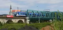 RegioShark 844 028 ( CZ-CD 95 54 5 844 028-1) als Os 6609 nach Liberec (Reichenberg) von Děčín hl.n. (Tetschen-Bodenbach Hbf.) kommend kurz vor Überqueren der Labe (Elbe), im Hintergrund Schloss Tetschen; 10.07.2019
