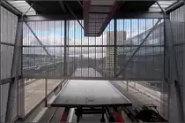 Gestörter Durchblick - 

Abgang zum Mittelbahnsteig des Bahnhofes Zürich-Hardbrücke, Blickrichtung Westen mit erkennbarem TGV im Hintergrund.

13.03.2019 (M)