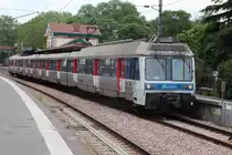 
Hier steht ein Z 6400 im Bahnhof von Garches Marnes-la-Coquette westlich von Paris.
Die alten Z 6400 werden noch auf der Linie L eingesetzt. Von Paris Saint-Lazare über Bécon, La Défense, Saint-Cloud nach Saint-Nom-la-Bretèche Forêt de Marly (dieses Foto) und auf einem Abschnitt des Außenrings im Westen sowie am meisten in Richtung Maisons Lafitte - Cergy eingesetzt.
2016 war noch ein Großteil der Züge auf der Linie L ein Z 6400. 

📍: Garches Marnes-la-Coquette, Île-de-France, France
🚉: Gare de Garches Marnes-la-Coquette
🛤️: Saint-Cloud ➡️ Saint-Nom-la-Bretèche
🚆: Z 6400
⬅️: Saint-Nom-la-Bretèche 
➡️: Paris Saint-Lazare via La Défense
📷: Canon EOS 200D
📆: Mai/ mai/ may 2019

Foto von SignalGrün bzw. SignalGrün [Trainsptt] Fotos.
