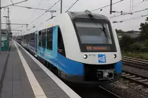 Hier steht eine sehr neue Lint41 der Bentheimer Eisenbahn AG am Bahnhof Bad Bentheim kurz vor seiner Fahrt durch die Grafschaft Bad Bentheim über die etwa 50.000 Einwohner starke Stadt Nordhorn nach Neuenhaus. Die Strecke wurde seid mehr als 40 Jahren wieder für den Personenverkehr wieder eröffnet und damit hat die Stadt Nordhorn wieder einen Eisenbahnanschluss für die Bürger und Touristen. Sie ist sehr wichtig für die Region und leistet einen großen Beitrag für umweltfreundlichen Verkehr in der Region. Man plant die Strecke bis in die Niederlande zu Verlängern. Aktuell stehen 6 dieser Lint41 Triebwagen zu Verfügung. Ich war 5 Tage nach der offiziellen Eröffnung da.


Foto von SignalGrün bzw. SignalGrün [Trainsptt] Fotos.
📍: Bad Bentheim, Niedersachsen, Deutschland
🚉: Bahnhof Bad bentheim
📸: Canon EOS 200D
📆: 09/07/2019
