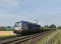 An der Fürther Hecke in Gubberath kommt die Boxxpress 193 835 mit einem Containerzug in Richtung Rheydt fahrend vor das Objektiv. Dienstag den 16.7.2019