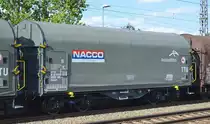 Ein neuer Drehgestell-Flachwagen für Coiltransporte mit Schiebeplane vom Einsteller VTG in der Schweiz mit niederländischer Registrierung mit der Nr. 37 TEN 84 NL-VTGCH 4669 084-4 Shimmns Firmenlogo:  NACCO  und  ArcelorMittal  am 01.07.19 Saarmund Bahnhof.