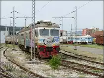 Drei RVR Triebwagen vor dem Depot Podgorica. Die zwei links sind immer noch in Betrieb. (16.07.2019)