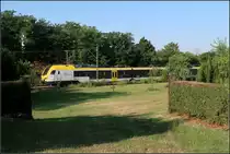 Am Morgen eines sehr heißen Tages -

Normalerweise herrscht hier Gegenlicht, nur morgens und abends erreicht die Sonne auch die nach Norden ausgerichtete Seite der Züge.

Fünfteiliger Flirt 3 der Go-Ahead bei Kernen-Rommelshausen auf der Remsbahn.

25.07.2019 (M)