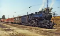 In ihren letzten Einsatzjahren kamen die letzten urspürnglich als Schnellzuglokomotiven gelieferten 324 der MAV nur noch auf Nebenbahnen zum Einsatz wie hier 324.1551 im Oktober 1978 vor einem Güterzug nach Papa im Bahnhof Veszpremvarsany