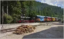 Der fröhlich bunte Coni Fer Dampfzug erreicht sein Ziel Fontaine Ronde 
im französischen Jura.
(16.07.2019)
