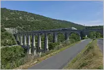 Der TGV 9770 fährt über das Cize-Bolozon Viadukt im französischen Jura.
(17.07.2019)