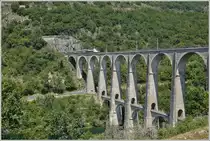 Der TGV 9765 fährt über das Cize-Bolozon Viadukt im französischen Jura in Richtung Genf.
(17.07.2019)