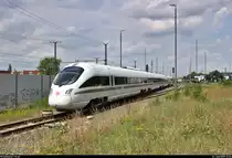 Nachdem sämtliche Triebzüge der Baureihe 605 (ICE TD) bis 2017 ausgemustert wurden, konnten im Frühjahr 2018 die Züge 5517 und 5519 nach Halle-Ammendorf überführt werden.
Anlässlich seiner Überführung zum jährlichen Sommerfest „Von der Bundesbahn zur DB AG – 1949 bis heute“ im DB Museum Koblenz verlässt 605 017 (Tz 5517  Volker ) seinen Startbahnhof Halle-Ammendorf ein paar Minuten vor Plan. Zuvor kam er aus dem Gelände der Maschinenbau und Service GmbH (MSG Ammendorf).
Der Zug dient seit November 2018 als advanced TrainLab der DB Systemtechnik GmbH als Erprobungsträger für neue Techniken im Eisenbahnverkehr mit Industrie- und Forschungspartnern. Beim Sommerfest in Koblenz-Lützel konnte er besichtigt werden.
[21.6.2019 | 13:34 Uhr]