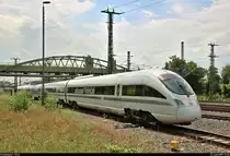 Nachdem sämtliche Triebzüge der Baureihe 605 (ICE TD) bis 2017 ausgemustert wurden, konnten im Frühjahr 2018 die Züge 5517 und 5519 nach Halle-Ammendorf überführt werden.
Nachschuss auf 605 017 (Tz 5517  Volker ), der anlässlich seiner Überführung zum jährlichen Sommerfest „Von der Bundesbahn zur DB AG – 1949 bis heute“ im DB Museum Koblenz seinen Startbahnhof Halle-Ammendorf ein paar Minuten vor Plan verlässt und auf die Bahnstrecke Halle–Bebra (KBS 580) einzweigt. Zuvor kam er aus dem Gelände der Maschinenbau und Service GmbH (MSG Ammendorf).
Der Zug dient seit November 2018 als advanced TrainLab der DB Systemtechnik GmbH als Erprobungsträger für neue Techniken im Eisenbahnverkehr mit Industrie- und Forschungspartnern. Beim Sommerfest in Koblenz-Lützel konnte er besichtigt werden.
[21.6.2019 | 13:34 Uhr]