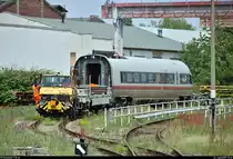 Nachschuss auf einen Mercedes-Benz Unimog (Zweiwegefahrzeug), der mit einem Flachwagen und dem Endwagen 411 052-4 von Tz 1152  Travemünde  auf dem Gelände der Maschinenbau und Service GmbH (MSG Ammendorf) in Halle-Ammendorf rangiert, nachdem das Gespann bis zur Eisenbahnstraße vorzog.
Das im Juli 2006 gegründete Unternehmen beschäftigt sich mit dem Bau und der Reparatur von Schienenfahrzeugen, sowohl für in- als auch ausländische Auftraggeber. Bereits die Gottfried Lindner AG, der VEB Waggonbau Ammendorf sowie zuletzt die Deutsche Waggonbau AG (DWA) waren auf dem Gelände tätig. Mit rund 190 Beschäftigten stellt die MSG den zweitgrößten Industriebetrieb der Stadt Halle (Saale) dar.
Aufgenommen von der Eisenbahnstraße.
[21.6.2019 | 13:41 Uhr]