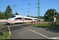 Aufgrund nochmaliger Softwarewechsel im Elektronischen Stellwerk (ESTW) im Zuge sicherungstechnischer Anpassungen wurde der ICE-Knoten Erfurt Hbf vom 22.6., 0:00 Uhr, bis 23.6.2019, 11:00 Uhr, voll gesperrt. Daher mussten u.a. sämtliche ICE-Linien weiträumig umgeleitet werden und befuhren dabei teilweise ihre alten Stammstrecken.
Hier fährt 403 518-4 (Tz 318  Münster (Westf.) ) als ICE 1003 (Linie 29) von Berlin Gesundbrunnen nach Nürnberg Hbf, nachdem er die Abzweige Großheringen Gho und Ghs passiert hat, vorbei am Bahnübergang an der L 1061 in Großheringen auf der Bahnstrecke Großheringen–Saalfeld (Saalbahn | KBS 560).
[22.6.2019 | 8:26 Uhr]