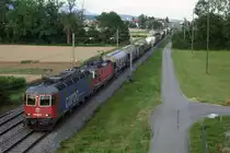 Während den letzten Tagen rar geworden sind die Re 620 bzw. Re 6/6 Lokomotiven im Güterverkehr von SBB CARGO. Da zur Zeit über zwanzig dieser fotogenen Lokomotiven abgestellt worden sind, kommen sie wenigstens in meiner BB.de Fotoserie vom 25. Juli 2019 nicht zu kurz, weil ich diese Kraftpakete mit 10 600 PS auch immer wieder sehr gerne fotografiere.
In Betrieb genommen wurden sie in den Jahren 1972 bis 1977. Langsam aber sicher werden sie nach und nach durch Vectrons ersetzt.
Güterzug 60034 RBL-GEPR mit Re 10/10 zwischen Selzach und Bettlach unterwegs am 15. Juli 2019. An der Spitze des Zuges eingereiht ist die Re 620 023  RUPPERSWIL .
Foto: Walter Ruetsch