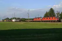 Während den letzten Tagen rar geworden sind die Re 620 bzw. Re 6/6 Lokomotiven im Güterverkehr von SBB CARGO. Da zur Zeit über zwanzig dieser fotogenen Lokomotiven abgestellt worden sind, kommen sie wenigstens in meiner BB.de Fotoserie vom 25. Juli 2019 nicht zu kurz, weil ich diese Kraftpakete mit 10 600 PS auch immer wieder sehr gerne fotografiere.
In Betrieb genommen wurden sie in den Jahren 1972 bis 1977. Langsam aber sicher werden sie nach und nach durch Vectrons ersetzt.
Güterzug 60034 RBL-GEPR mit Re 10/10 zwischen Luterbach-Attisholz und Zuchwil unterwegs am 9. Juli 2019. An der Spitze des Zuges eingereiht ist die Re 620 006  TURGI .
Foto: Walter Ruetsch