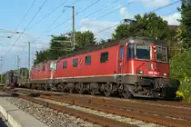 Während den letzten Tagen rar geworden sind die Re 620 bzw. Re 6/6 Lokomotiven im Güterverkehr von SBB CARGO. Da zur Zeit über zwanzig dieser fotogenen Lokomotiven abgestellt worden sind, kommen sie wenigstens in meiner BB.de Fotoserie vom 25. Juli 2019 nicht zu kurz, weil ich diese Kraftpakete mit 10 600 PS auch immer wieder sehr gerne fotografiere.
In Betrieb genommen wurden sie in den Jahren 1972 bis 1977. Langsam aber sicher werden sie nach und nach durch Vectrons ersetzt.
Güterzug 60034 RBL-GEPR mit Re 10/10 bei Luterbach-Attisholz unterwegs am 9. Juli 2019. An der Spitze des Zuges eingereiht ist die Re 620 006  TURGI .
Foto: Walter Ruetsch