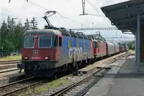 Während den letzten Tagen rar geworden sind die Re 620 bzw. Re 6/6 Lokomotiven im Güterverkehr von SBB CARGO. Da zur Zeit über zwanzig dieser fotogenen Lokomotiven abgestellt worden sind, kommen sie wenigstens in meiner BB.de Fotoserie vom 25. Juli 2019 nicht zu kurz, weil ich diese Kraftpakete mit 10 600 PS auch immer wieder sehr gerne fotografiere.
In Betrieb genommen wurden sie in den Jahren 1972 bis 1977. Langsam aber sicher werden sie nach und nach durch Vectrons ersetzt.
Der nachmittagliche Güterzug Gerlafingen-RBL mit Re 10/10 anstatt einer Re 620. Verewigt wurde der nicht alltägliche Güterzug mit der Re 620 055  COSSONAY  an der Spitze des Zuges anlässlich der Bahnhofsdurchfahrt Biberist am 15. Juli 2019.
Foto: Walter Ruetsch