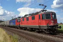 Während den letzten Tagen rar geworden sind die Re 620 bzw. Re 6/6 Lokomotiven im Güterverkehr von SBB CARGO. Da zur Zeit über zwanzig dieser fotogenen Lokomotiven abgestellt worden sind, kommen sie wenigstens in meiner BB.de Fotoserie vom 25. Juli 2019 nicht zu kurz, weil ich diese Kraftpakete mit 10 600 PS auch immer wieder sehr gerne fotografiere.
In Betrieb genommen wurden sie in den Jahren 1972 bis 1977. Langsam aber sicher werden sie nach und nach durch Vectrons ersetzt.
Re 10/10 unterwegs in den Süden bei Bollodingen am 7. Juli 2019. Eingereiht ist die Re 620 068  STEIN SÄCKINGEN .
Foto: Walter Ruetsch 