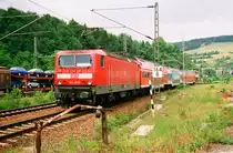25.05.2000, auf der Fahrt von Thüringen nach Bayern stoppte ich noch mal an der ehemaligen Grenzstation Probstzella. Die verbogene Schranke ist sicher kein Denkmal für einen  Grenzdurchbruch . Auf der Strecke Kronach-Saalfeld, der Frankenwaldbahn, schiebt hier 143 151-9 eine Doppelstockgarnitur als RB nach Saalfeld.