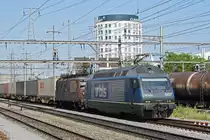 Doppeltraktion, mit den BLS Loks 465 007-3 und 425 186, durchfährt den Bahnhof Pratteln. Die Aufnahme stammt vom 18.07.2019.