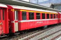 RhB A 1225 in Arosa am 21.09.2018. Dieser  Einheitwagen I  sieht für die RhB ungewöhnlich schlecht aus. Scheinbar ist er bei der RhB am Ende seiner Lebenszeit angekommen, so dass der Wagen nicht mehr sonderlich optisch gepflegt wird. Innen ist der Wagen aber 1a gepflegt und sauber. Überhaupt ist dieser 1. Klasse Wagen einer der Besten, denn die Sitze sind massiv und bequem.