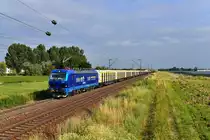 192 005 mit einem Schnittholzzug am 22.07.2019 bei Plattling. 