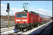 DB 143120-4 wartet vor einer Dosto Garnitur am 27.2.2005 im HBF Magdeburg auf den nächsten Einsatz.