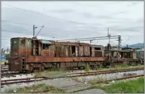 Da ist nicht mehr viel übrig von der 661-... und der 642-174 ex JZ vor dem Betriebswerk in Podgorica. (16.07.2019)