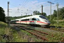 Aufgrund nochmaliger Softwarewechsel im Elektronischen Stellwerk (ESTW) im Zuge sicherungstechnischer Anpassungen wurde der ICE-Knoten Erfurt Hbf vom 22.6., 0:00 Uhr, bis 23.6.2019, 11:00 Uhr, voll gesperrt. Daher mussten u.a. sämtliche ICE-Linien weiträumig umgeleitet werden und befuhren dabei teilweise ihre alten Stammstrecken.
Nachschuss auf 403 018-5 (Tz 318  Münster (Westf.) ) als ICE 1003 (Linie 29) von Berlin Gesundbrunnen nach Nürnberg Hbf, der, nachdem er die Abzweige Großheringen Gho und Ghs passiert hat, vorbei am Bahnübergang an der L 1061 in Großheringen auf der Bahnstrecke Großheringen–Saalfeld (Saalbahn | KBS 560) fährt.
[22.6.2019 | 8:26 Uhr]