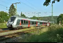 9442 313 (Bombardier Talent 2) von Abellio Rail Mitteldeutschland als RB 74658 (RB25) von Halle(Saale)Hbf nach Saalfeld(Saale) fährt nach dem Passieren der Abzweige Großheringen Gho und Ghs vorbei am Bahnübergang an der L 1061 in Großheringen auf der Bahnstrecke Großheringen–Saalfeld (Saalbahn | KBS 560).
[22.6.2019 | 8:31 Uhr]
