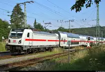 147 563-1 als IC 2068 (Linie 61) von Leipzig Hbf nach Karlsruhe Hbf fährt nach dem Passieren der Abzweige Großheringen Gho und Ghs vorbei am Bahnübergang an der L 1061 in Großheringen auf der Bahnstrecke Großheringen–Saalfeld (Saalbahn | KBS 560).
Bild durchlief die Selbstfreischaltung.
[22.6.2019 | 8:41 Uhr]