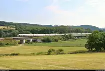 Aufgrund nochmaliger Softwarewechsel im Elektronischen Stellwerk (ESTW) im Zuge sicherungstechnischer Anpassungen wurde der ICE-Knoten Erfurt Hbf vom 22.6., 0:00 Uhr, bis 23.6.2019, 11:00 Uhr, voll gesperrt. Daher mussten u.a. sämtliche ICE-Linien weiträumig umgeleitet werden und befuhren dabei teilweise ihre alten Stammstrecken. 
Hier passieren zwei BR 411 als ICE 505 (Linie 28) von Hamburg-Altona nach München Hbf, der normalerweise mit einer BR 412 gefahren wird, bei Saaleck, Sulzaer Straße, den Abzweig Großheringen Gho und fahren weiter auf der Bahnstrecke Großheringen–Saalfeld (Saalbahn | KBS 560).
[22.6.2019 | 9:38 Uhr]