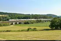 Aufgrund nochmaliger Softwarewechsel im Elektronischen Stellwerk (ESTW) im Zuge sicherungstechnischer Anpassungen wurde der ICE-Knoten Erfurt Hbf vom 22.6., 0:00 Uhr, bis 23.6.2019, 11:00 Uhr, voll gesperrt. Daher mussten u.a. sämtliche ICE-Linien weiträumig umgeleitet werden und befuhren dabei teilweise ihre alten Stammstrecken.
Hier passiert 401 ??? als ICE 703 (Linie 18) von Hamburg-Altona nach München Hbf bei Saaleck, Sulzaer Straße, den Abzweig Großheringen Gho und fährt weiter auf der Bahnstrecke Großheringen–Saalfeld (Saalbahn | KBS 560).
[22.6.2019 | 9:58 Uhr]