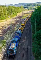 
Nach einer Tankpause fahren im Doppelpack die V100-SP-028 (92 80 1214 018-4 D-SLG) und die V100-SP-026 (92 80 1214 016-8 D-SLG) der SLG - Spitzke Logistik GmbH mit der Spitzke Bettungsreinigungsmaschine RM 900 S, am 25.07.2019 von Betzdorf (Sieg) weiter in Richtung Köln. Bei dem Bild fiel mir das Entzerren etwas schwer, da Weitwinkel und noch von oben herab, ich hoffe es ist mir dennoch gelungen.

Die Loks (Umbau aus ex DB V 100.20):
Vorne die V100-SP-026 alias 214 016-8 wurde als DB V 100 2152 von Henschel 1964 unter der Fabriknummer 30838 gebaut. Zum 01.01.1968 erfolgte die Umzeichnung in DB 212 152-3, als diese fuhr sie bis zur Ausmusterung 1997.
Hinten die V100-SP-028 alias 214 018-4 wurde als DB V 100 2157 ebenfalls von Henschel 1964 unter der Fabriknummer 30843 gebaut. Zum 01.01.1968 erfolgte die Umzeichnung in DB 212 157-2, als diese fuhr sie bis zur Ausmusterung 2001.

Im Jahr 2002 gingen beide V 100.20 an ALS - ALSTOM Lokomotiven Service GmbH in Stendal, dort wurden sie 2008 bzw. 2009 gemäß Umbaukonzept  BR 214  umgebaut. 2009 gingen beide Loks an die DB Regio AG - Regio Mittelfranken in Nürnberg als DB 214 016-8 und DB 1214 018-4. Im Jahr 2016 kaufte die Spitzke Logistik GmbH beide Loks.
