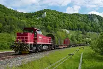 Auf der Fahrt von Mengen nach Fridingen passiert V 150 (98 80 0580 001-2) der HzL am 31.05.2019 den Bahnhof von Hausen im Tal.