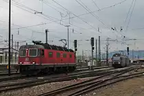 Als Lokzug fuhr am Nachmittag des 20.03.2018 die Re 620 049-7  Aarlberg  über Gleis 1 durch den Badischen Bahnhof von Basel in Richtung Rheinhafen, als neben an immer noch Re 465 012-3  Eurotunnel zusammen mit einer Schwester auf die Ausfahrt wartete.