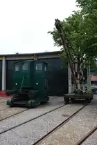Der, 1932 bei Pedershaab in Lizens gebaute, Breuer Lokomotor DSB 48 neben einem Handkran im Außengelände des Danmarks Jernbanemuseum Odense am 30.05.2019.