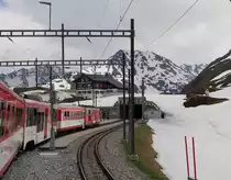 Während der Fahrt mit R 844 von Andermatt nach Disentis/Muster bei Einfahrt in Station Oberalppass, rechts im Bild der Leuchtturm (eine Marketingaktion, soll Symbol sein für die Verbindung zwischen Anfang und Ende des Rhein), 12.06.019
