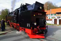 Scheinanfahrt von 99 234 mit IG HSB-Sonder-PmG am 20.10.2018 in der Ortslage Straßberg, Fahrtrichtung Alexisbad. (Bild 5) Auch das Zurückdrücken des Zuges zum Einsteigen wird von den Fotografen bis zum letzten Moment gewissenhaft festgehalten!