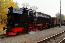 Soeben ist 99 234 am Nachmittag des 20.10.2018 mit ihrem IG HSB-Sonder-PmG im Haltepunkt Silberhütte/Anhalt eingetroffen. Da hier die Kreuzung mit einem Planzug ansteht, die ideale Gelegenheit, sich bei der Bordverpflegung ein wenig zu stärken.