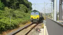 Die Class 66 266 024-9 von Railtraxx kommt mit viel Dieselpower mit einem langen Containerzug aus Köln-Eifeltor(D) nach Genk-Haven(B) und kommt aus Richtung Köln-Süd,Köln-West,Köln-Ehrenfeld,Kerpen,Horrem,Buir,Merzenich,Düren,Langerwehe,Eschweiler-Hbf und fährt durch Stolberg-Rheinland-Hbf in Richtung Aachhen-Eilendorf,Aachen-Rothe-Erde,Aachen-Hbf,Aachen-Schanz,Aachen-West. 
Aufgenommen vom Bahnsteig 1 in Stolberg-Hbf.
Bei Sommerwetter am Nachmittag vom 24.7.2019.