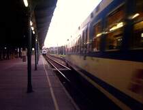 W�hrend sich im Vordergrund die S45 Richtung H�tteldorf wieder auf den Weg macht, f�hrt im Hintergrund bereits der Zug in die Gegenrichtung ein

04.05.2003 Bahnhof Wien Heiligenstadt 