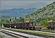Am Grenzbahnhof Tuzi konnte ich einen der immer noch raren Güterzüge nach Albanien fotografieren. Mit ausdrücklicher Genehmigung des Bahnpersonals und vor allem der Grenzwacht durfte ich die 644-024 bei der Einfahrt festhalten. (16.07.2019)