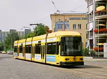 04.08.2003, Straßenbahn Dresden, Haltestelle Wintergartenstraße am Krankenhaus St.-Joseph-Stift, Tw DVB 2504.