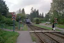 Lyngby-Nærum-Jernbane (LNJ, Nærumbanen) am 17. Oktober 2000: Unbeschränkter Bahnübergang für Fußgänger und Radfahrer am Hp Ørholm. - Scan eines Farbnegativs. Film: AGFA HDC 200-plus. Kamera: Minolta XG-1.