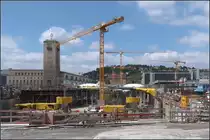 Deutschlands teuerste Baustelle -

Blick vom Südkopf auf die Baugrube des neuen Stuttgarter Hauptbahnhofes. Die Rohbauarbeiten sind im vollen Gange. In Bildmitte zwei der schon fertigen Kelchstützen.

29.07.2019 (M)