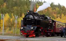 Ausfahrt von 99 6001 mit P 8965 (Gernrode - Hasselfelde) am 20.10.2018 aus dem Haltepunkt Silberhütte/Anhalt. (Bild 1)