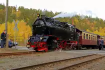 Ausfahrt von 99 6001 mit P 8965 (Gernrode - Hasselfelde) am 20.10.2018 aus dem Haltepunkt Silberhütte/Anhalt. (Bild 2) Die Lok ist nicht nur, wie ihr Spitzname lautet, eine  Ballerina , sondern auch eine echte Diva, welche stets von  Paparazzi  umlagert wird! ;-)