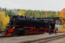 99 234 am 20.10.2018 mit IG HSB-Sonder-PmG im Haltepunkt Silberhütte/Anhalt. Nachdem hier bereits ein Planzug gekreuzt und der Sonderzug von Gleis 1 auf Gleis 2 gewechselt hat, muß nun noch die Überholung durch einen Plantriebwagen abgewartet werden. Zeit für Lok- und Zugpersonal füe einen kleinen Pausenplausch.