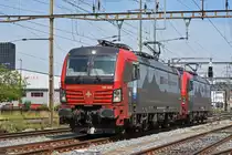 Doppeltraktion, mit den Siemens Vectron 193 464-5 und 193 468-6, durchfährt den Bahnhof Pratteln. Die Aufnahme stammt vom 22.07.2019.